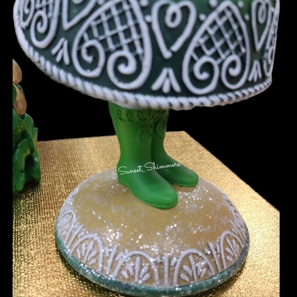 St Patricks Day Gingerbread Leprechaun Girl w/ Lucky Irish Rainbow Cake New - Picture 10 of 11